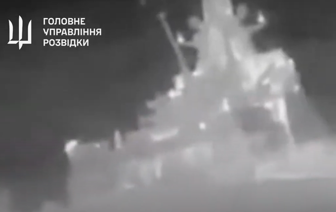 I droni di Kyiv: le immagini di un pattugliatore russo affondato in un porto della Crimea