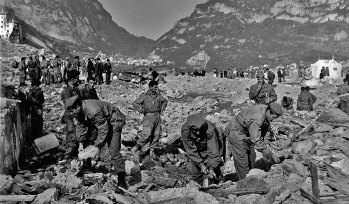 58 anni fa la tragedia del Vajont: le immagini storiche dei vigili del fuoco