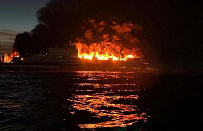 Incendio a bordo di un traghetto tra la Grecia e Brindisi: tutti salvi