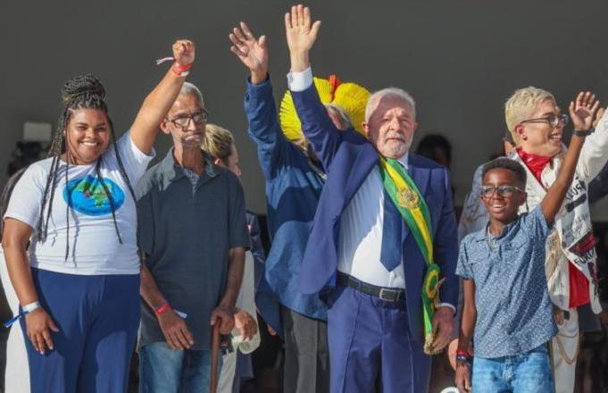 Lula e il suo popolo: a consegnargli la fascia presidenziale rappresentanti delle tante diversità del Brasile