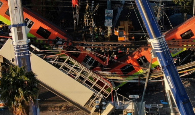 Mexico City: crolla un ponte mentre passa la metro