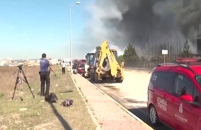 Istanbul: incendio in una fabbrica, esplode un carro armato