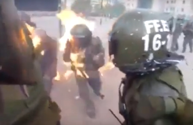 Cile: carabineiros colpito da una molotov 