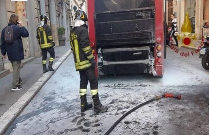 Roma: in fiamme mezzo Atac 