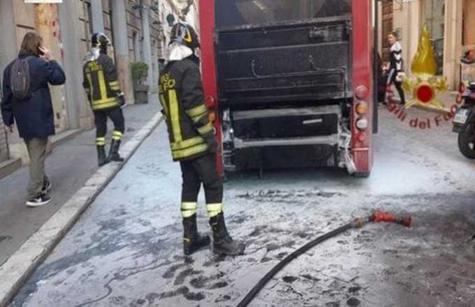 Roma: in fiamme mezzo Atac 