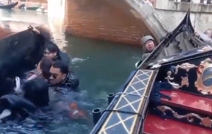 Una gondola si ribalta a Venezia: bagno fuori stagione per un gruppo di turisti