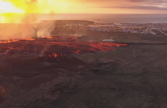 Grindavik, Islanda: la lava del vulcano raggiunge il villaggio