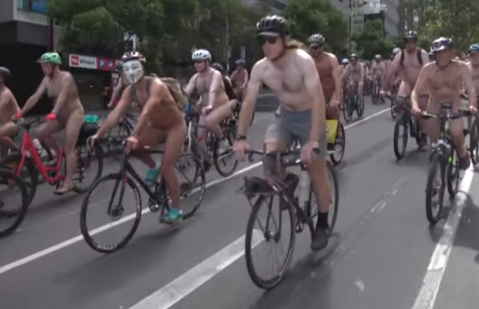 Melbourne: nudi in bicicletta per l'ambiente e la sicurezza stradale