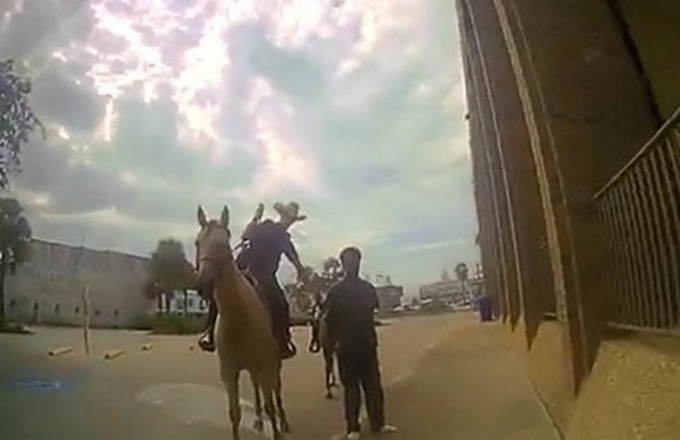 Texas: un giovane trascinato in strada da due poliziotti a cavallo