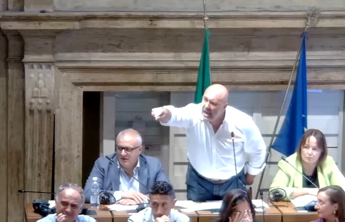Terni: in consiglio comunale il sindaco Bandecchi aggredisce i consiglieri di minoranza